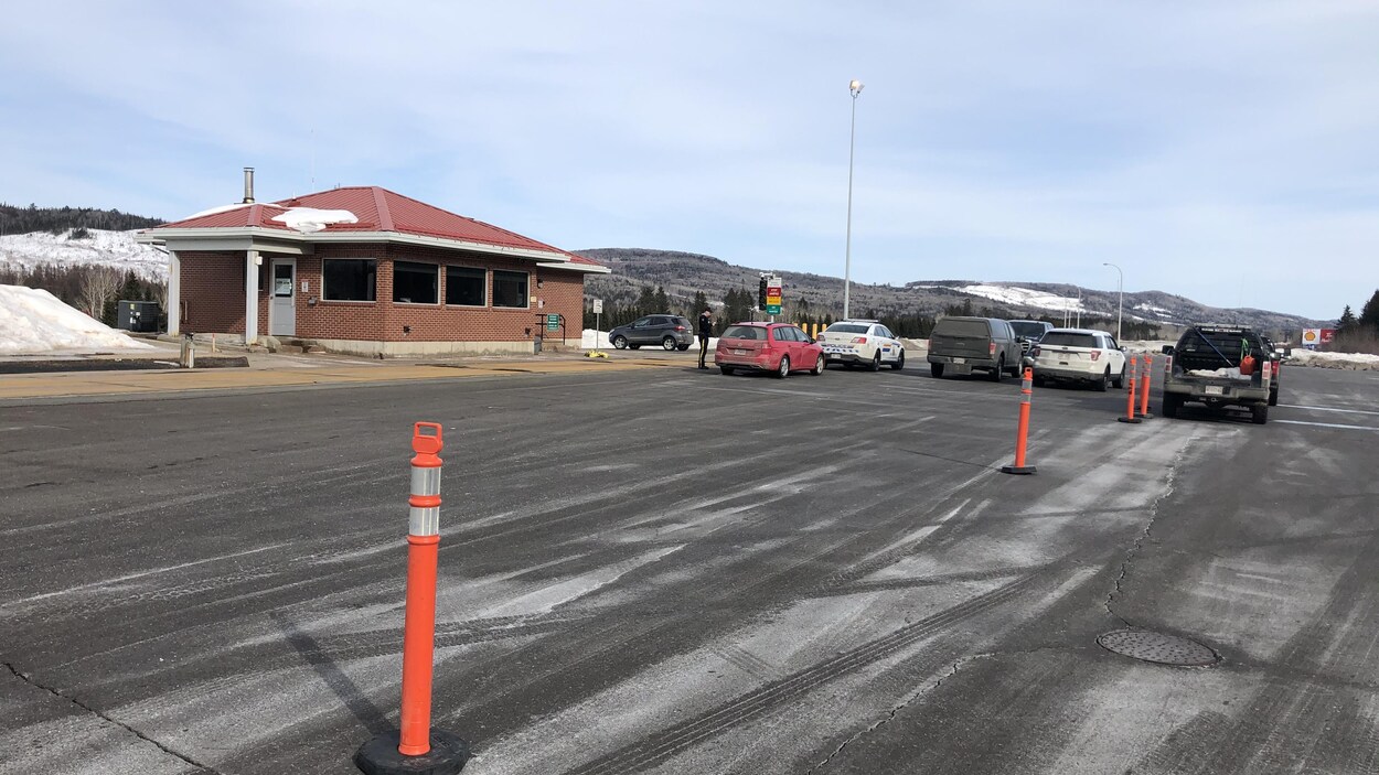 Point de contrôle à Edmundston à la frontière québécoise.
