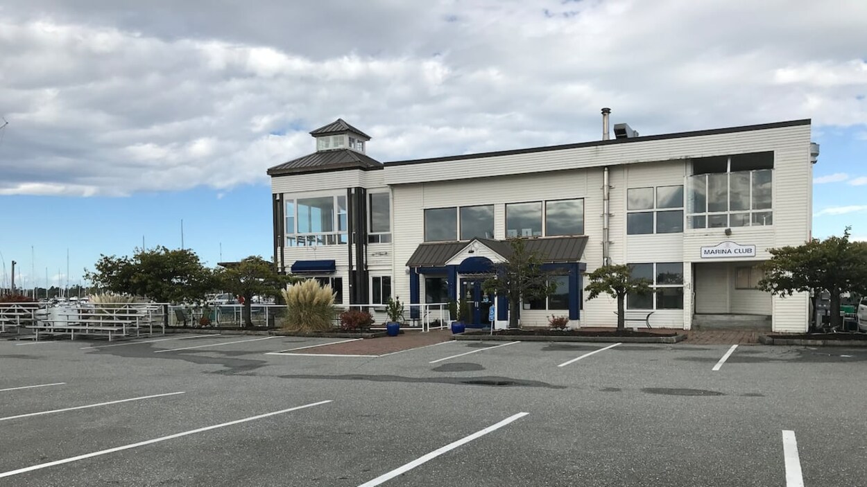 Le parc de stationnement de la marina de Point Roberts est vide de véhicules.