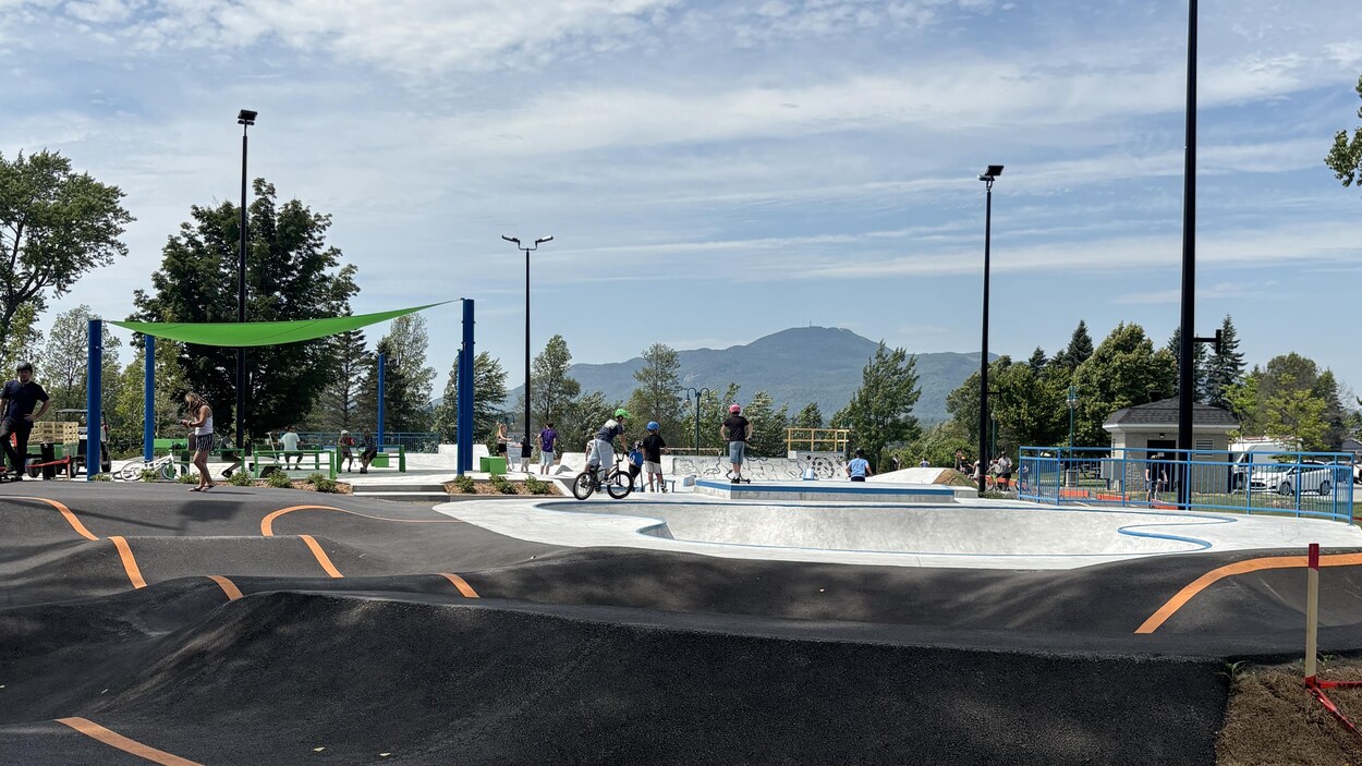 Skateur enfant ride sur planche à roulettes dans le parc jeune garçon Skateur enfant ride sur planche à roulettes dans le parc jeune garçon