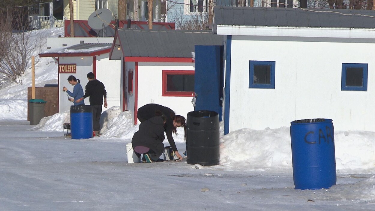 L'heure est au nettoyage et au démontage des cabanes de pêche sur la rivière Sainte-Anne. L'heure est au nettoyage et au démontage des cabanes de pêche sur la rivière Sainte-Anne.