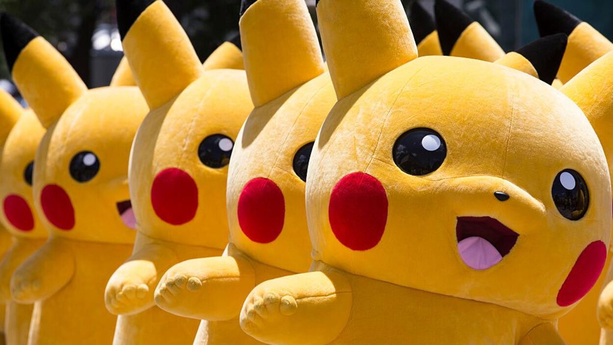 Plusieurs mascottes de Pikachu