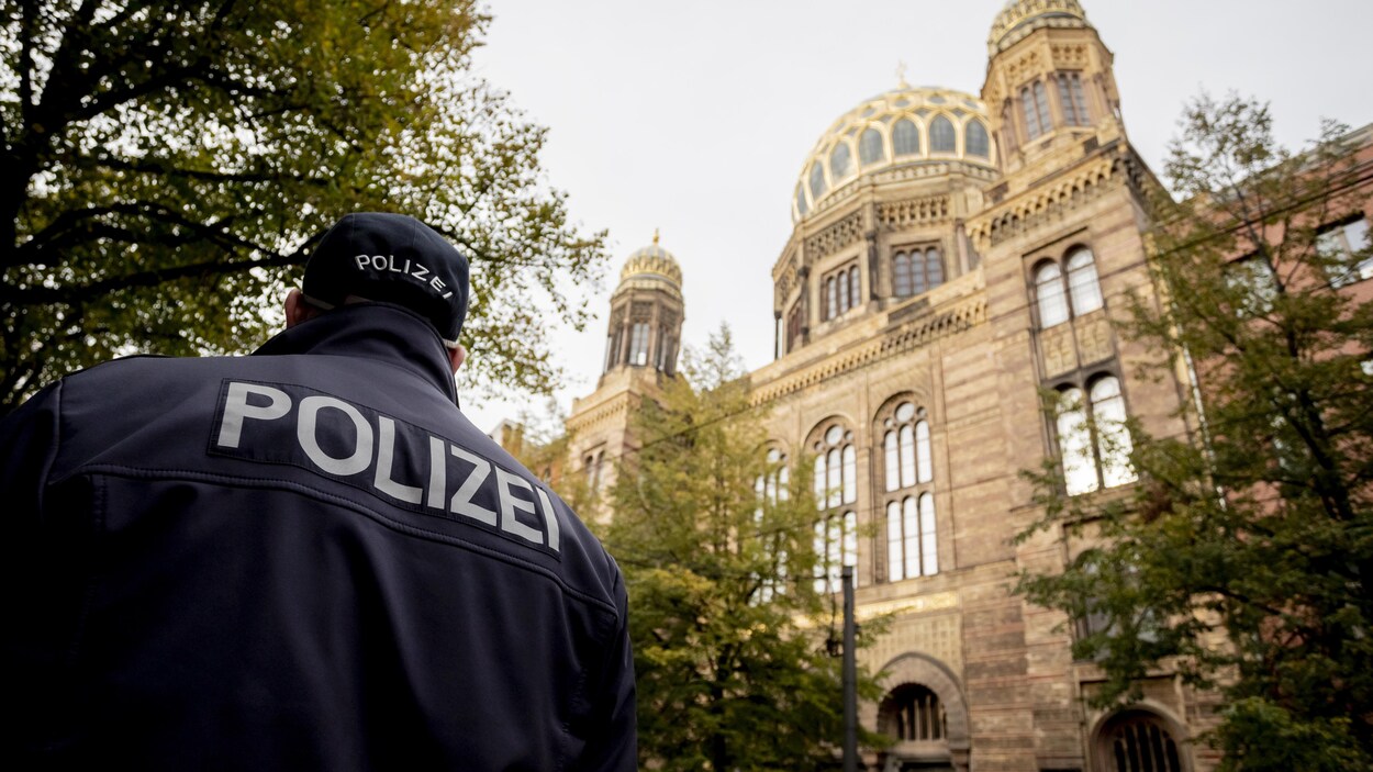 Un policier allemand, vu de dos.