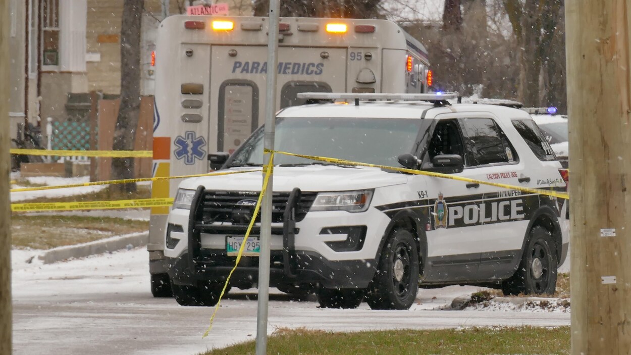 Une véhicule de la police de winnipeg et une ambulance.