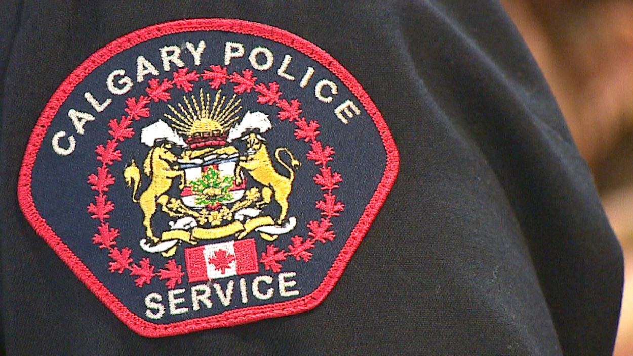 Vue d'un badge sur l'habit d'un policier de Calgary.