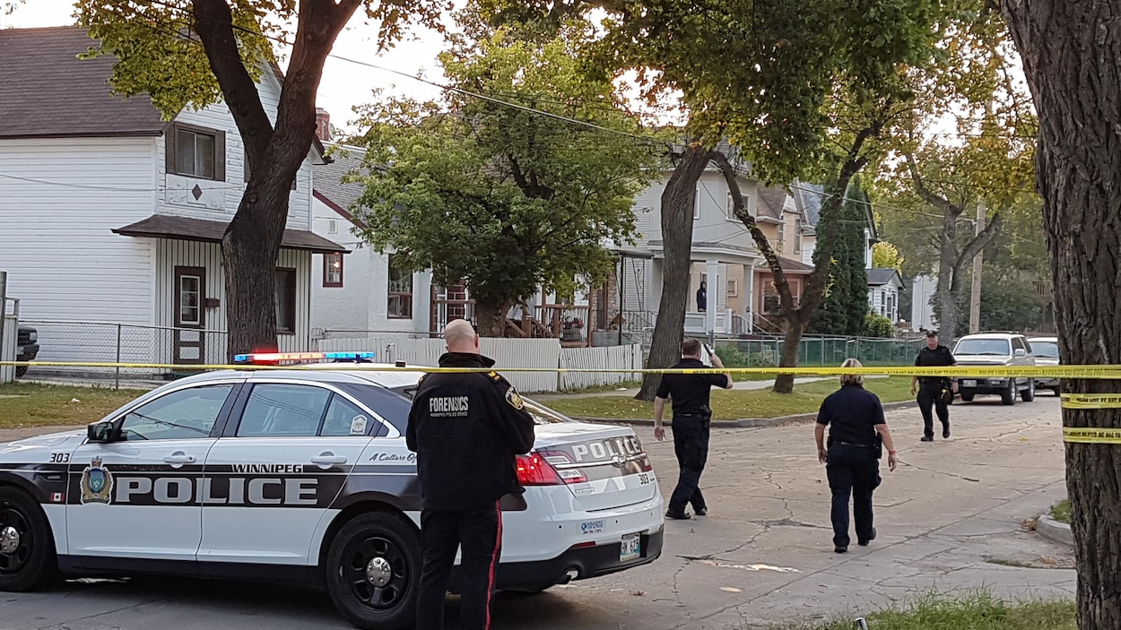 Les enquêteurs sont présents dans l'avenue Alfred mercredi matin alors que la police y enquête sur un incident grave. Les enquêteurs sont présents dans l'avenue Alfred mercredi matin alors que la police y enquête sur un incident grave.