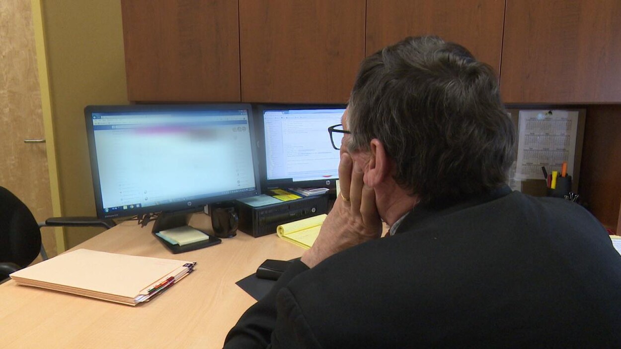 Un enquêteur regarde sur Facebook.