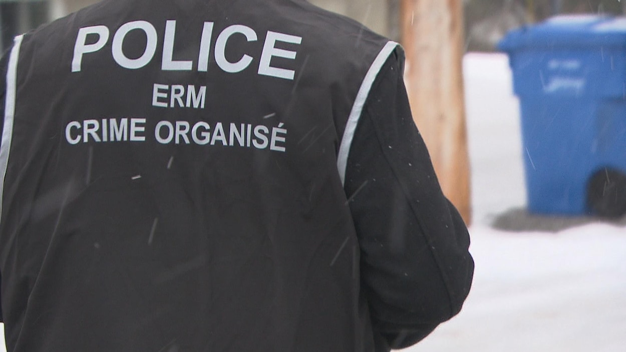 Un policire de l'escouade de dos.