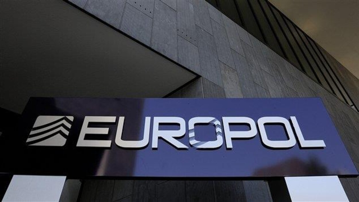 Un panneau sur lequel il est écrit « Europol » à l'entrée d'un bâtiment.
