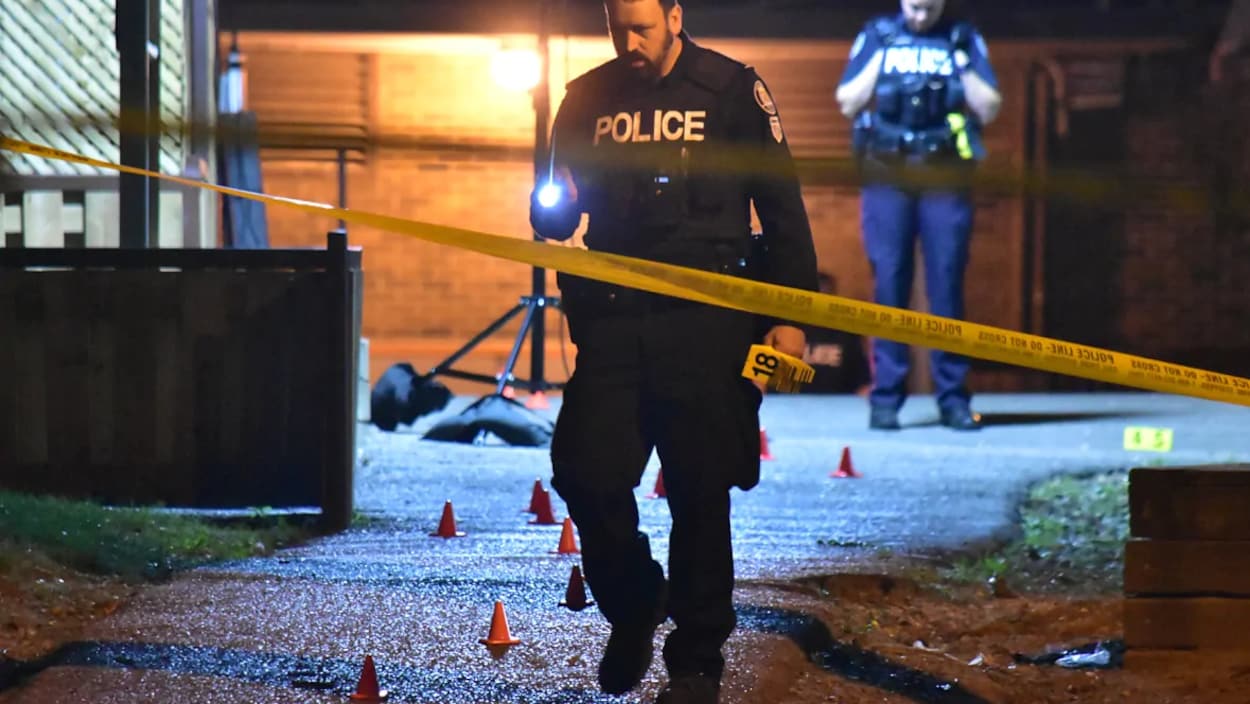 Deux policiers de Toronto enquêtent sur une fusillade survenue en septembre dans un logement communautaire de Toronto.