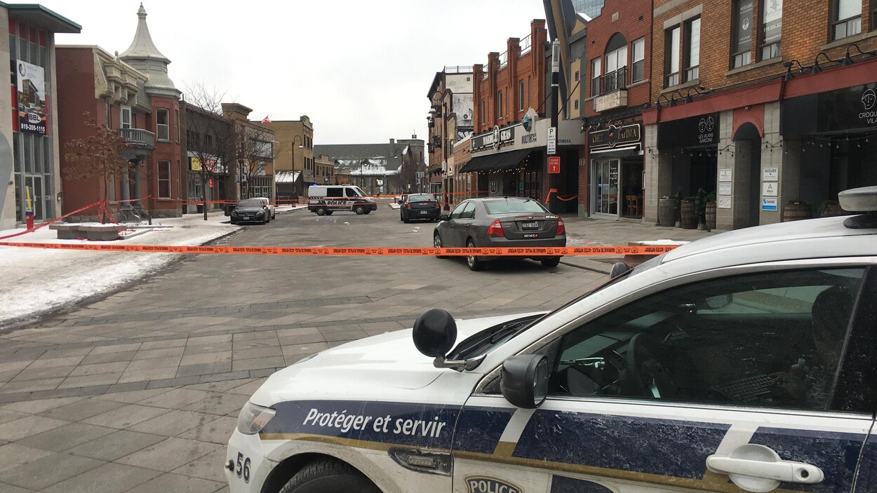Une voiture de police et un périmètre de sécurité sur la promenade du Portage dans le Vieux-Hull.