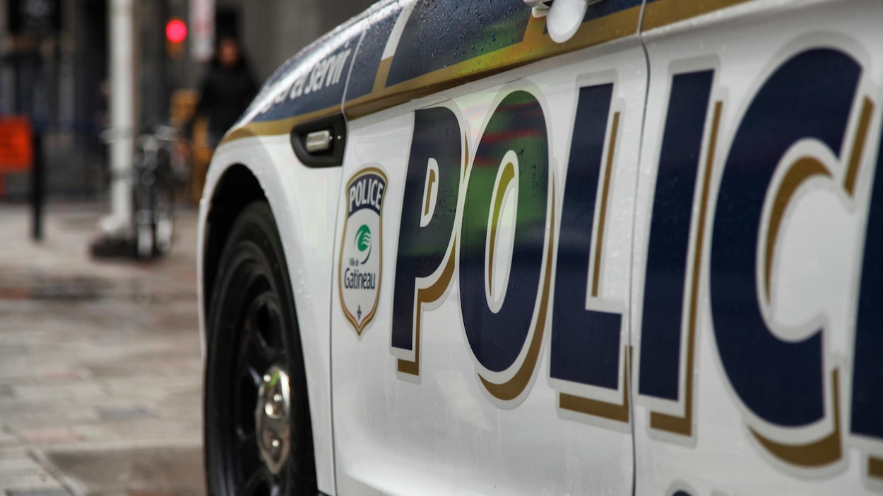 Une voiture du Service de police de Gatineau, sous la pluie.