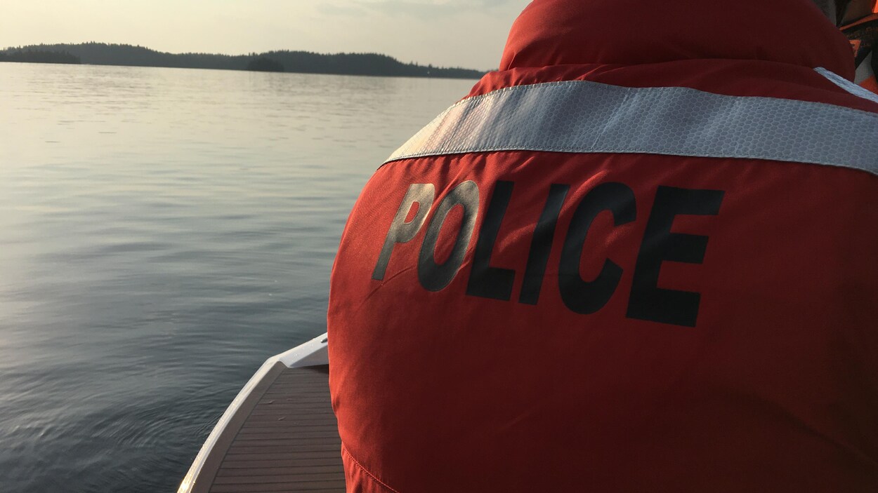Un homme qui porte une veste de sauvetage est sur un bateau