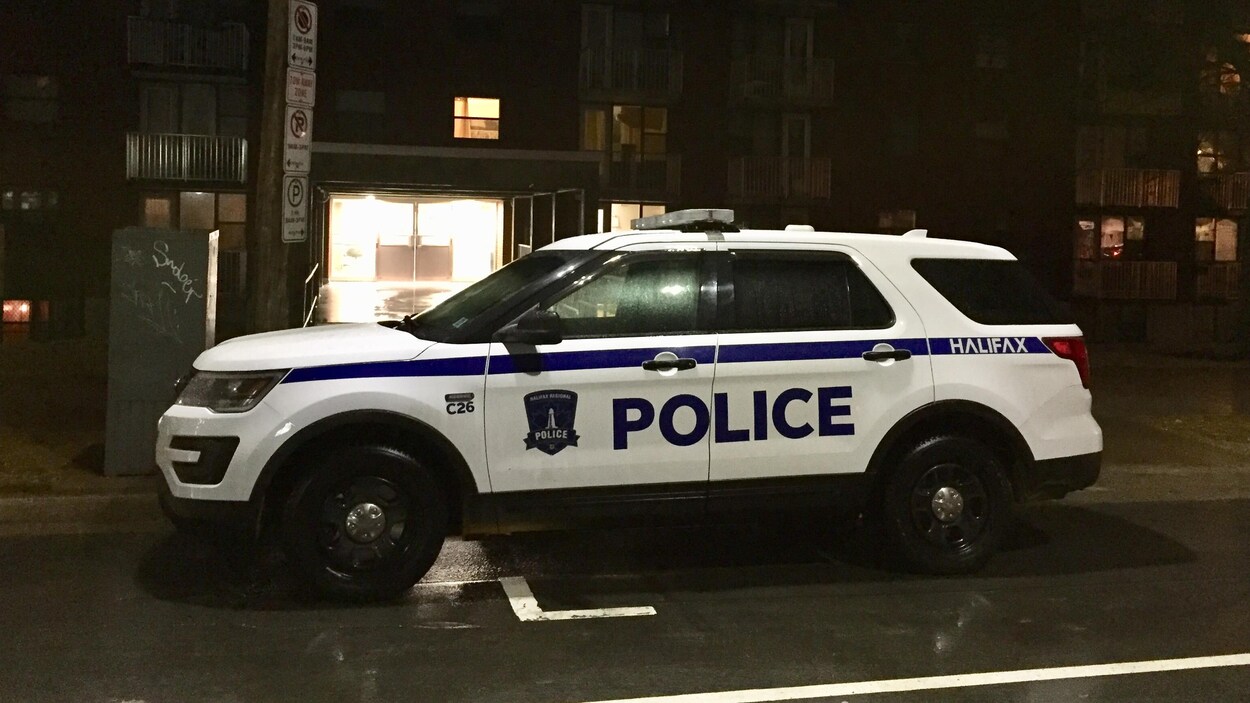Véhicule du Service policier d'Halifax stationné devant un immeuble.