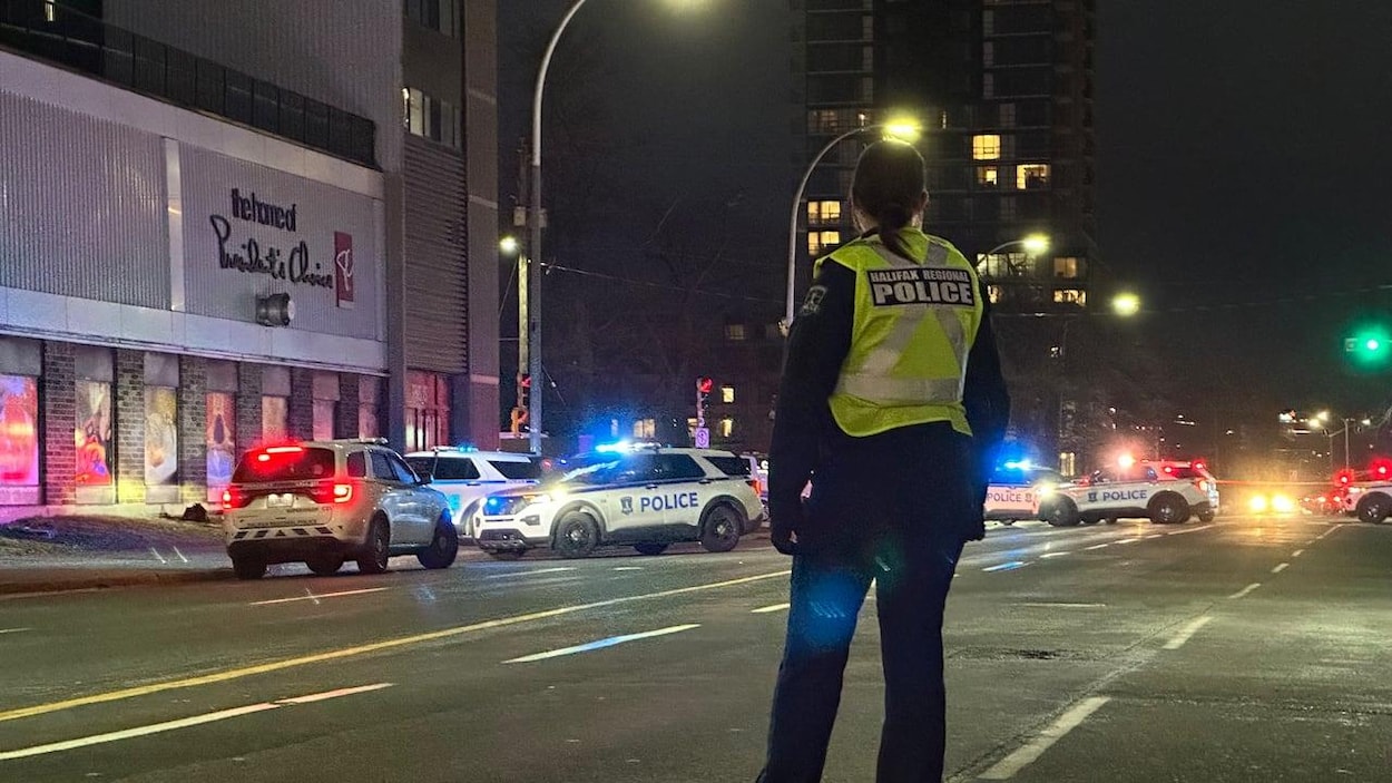 Un policier blesse gravement un homme par balle à Halifax
