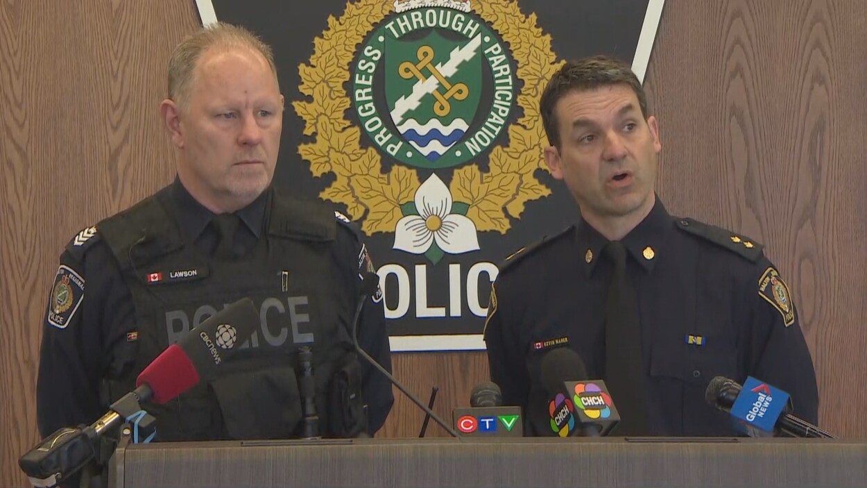 Photo de deux hommes portant un uniforme de policiers bleu foncé