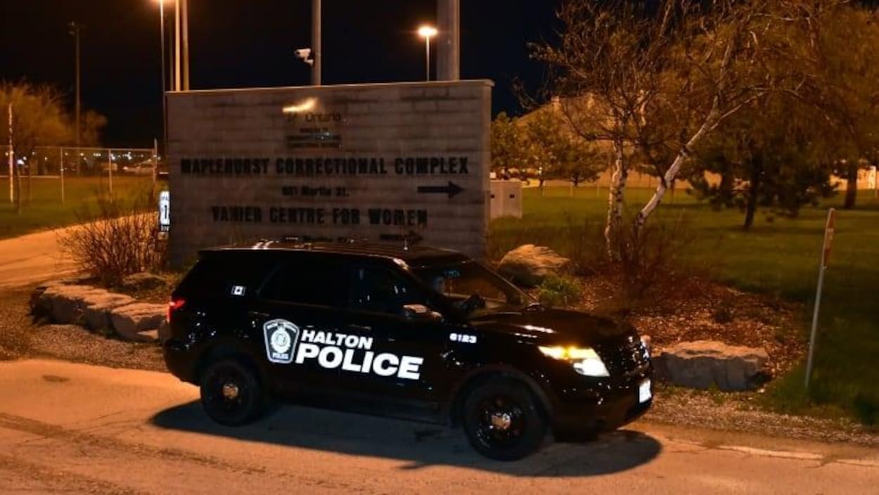 Une voiture de la police d'Halton entrant sur le territoire du centre correctionnel Maplehurst en début de soirée.