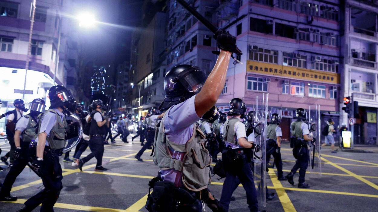 La police avance dans le quartier de Sham Shui Po lors d'affrontements avec des manifestants anti-extradition à Hong Kong.