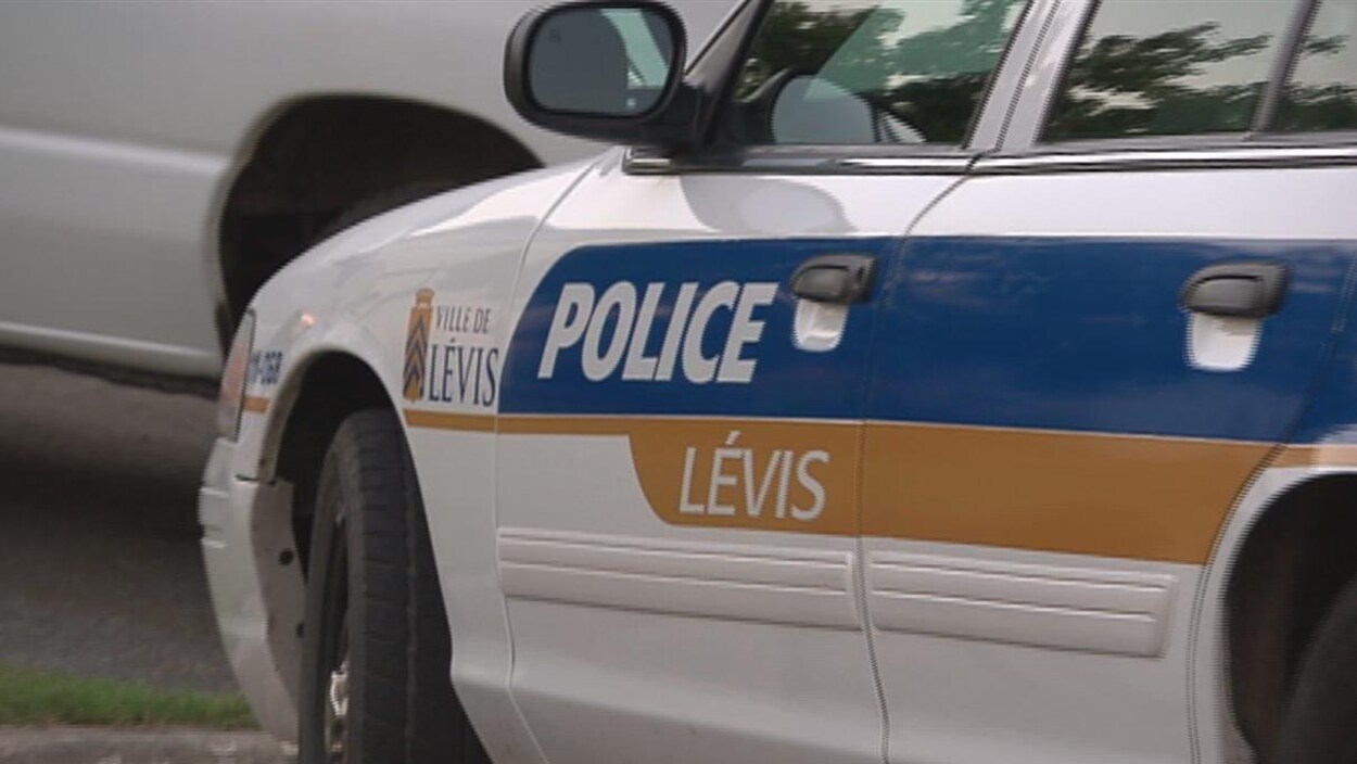 Une voiture du Service de police de Lévis