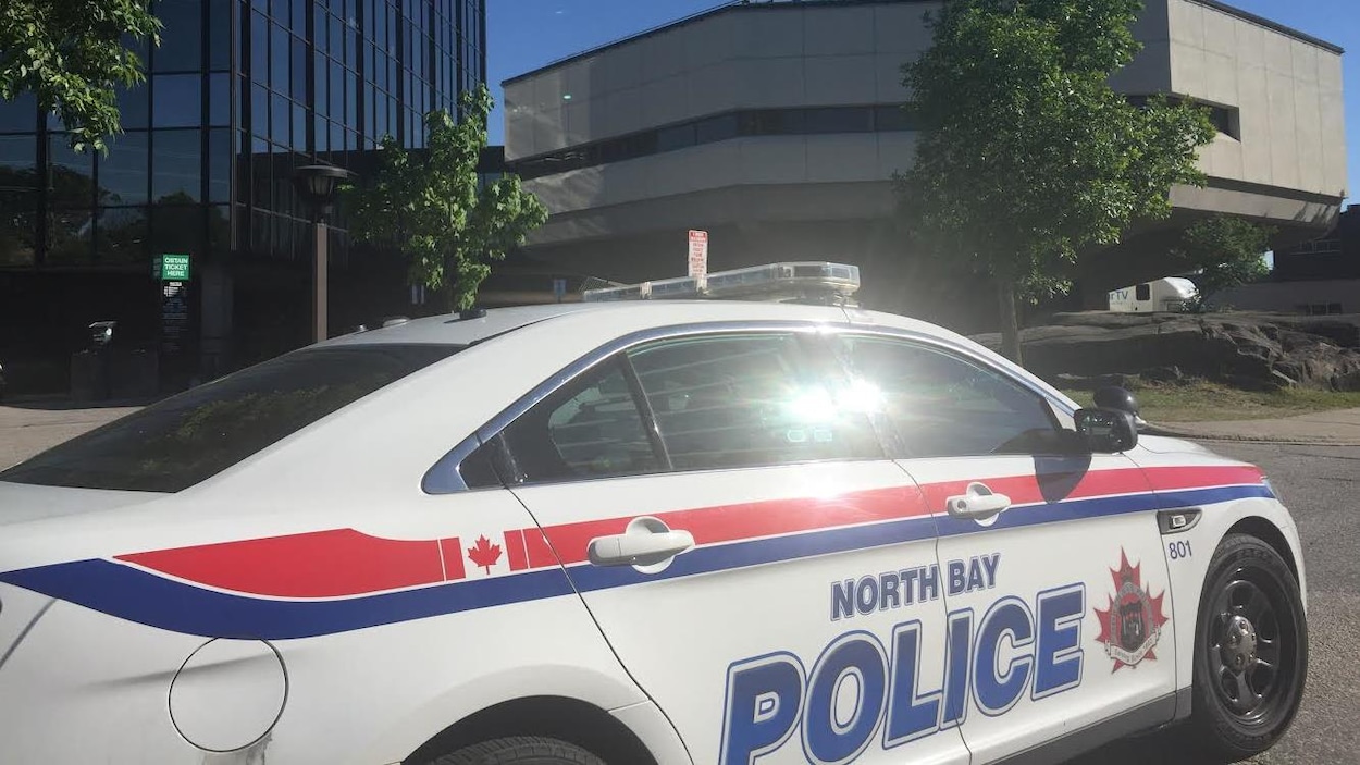 Une voiture du Service de police de North Bay.