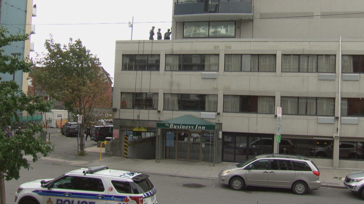 Des policiers sur le balcon d'un hôtel lors de l'intervention.