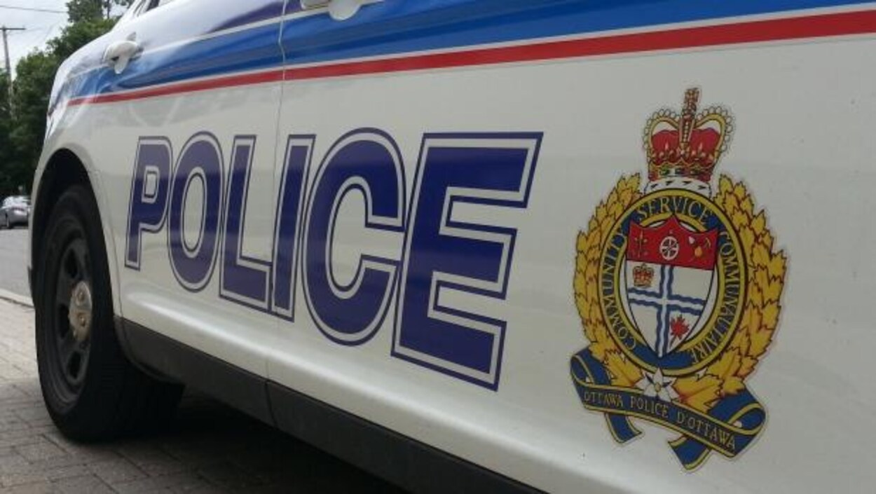 Une voiture de police. Une voiture de police.