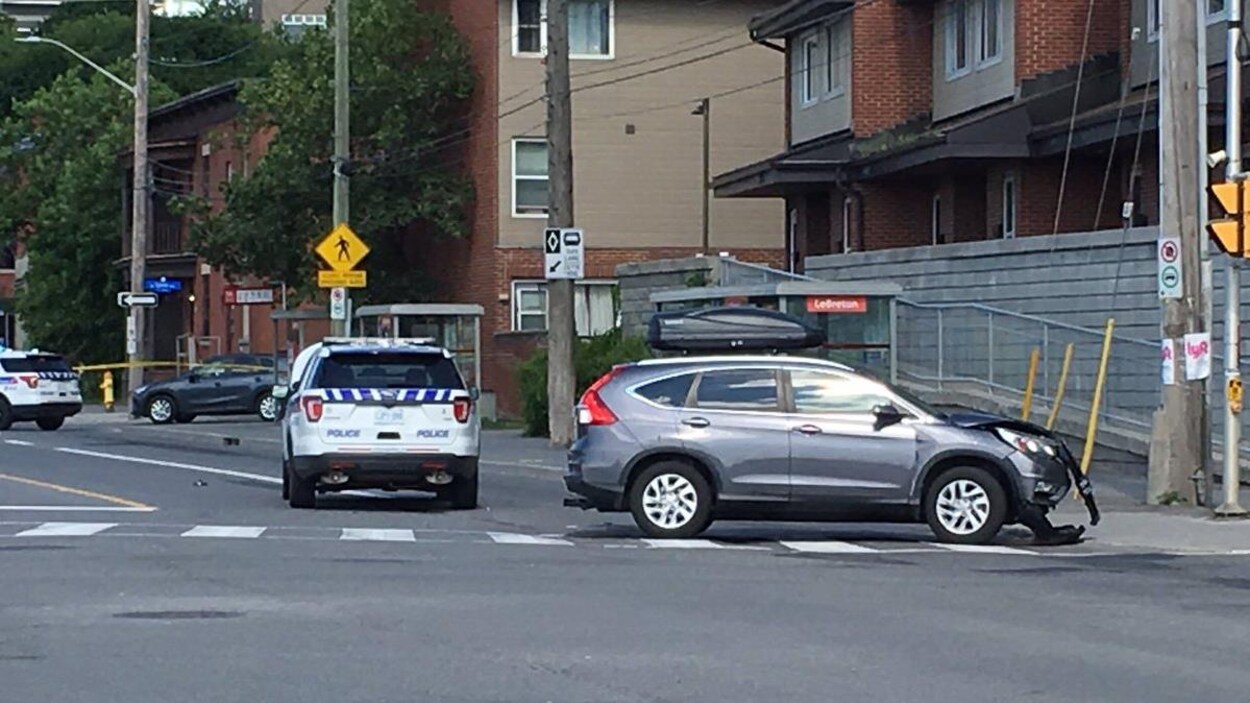 Deux voitures accidentées.
