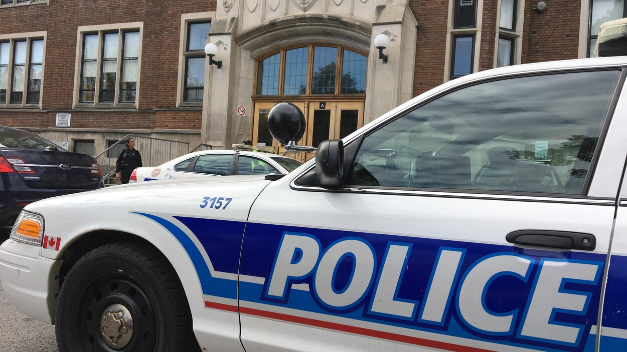 Une voiture du Service de police d'Ottawa devant une école du Glebe. Une voiture du Service de police d'Ottawa devant une école du Glebe.