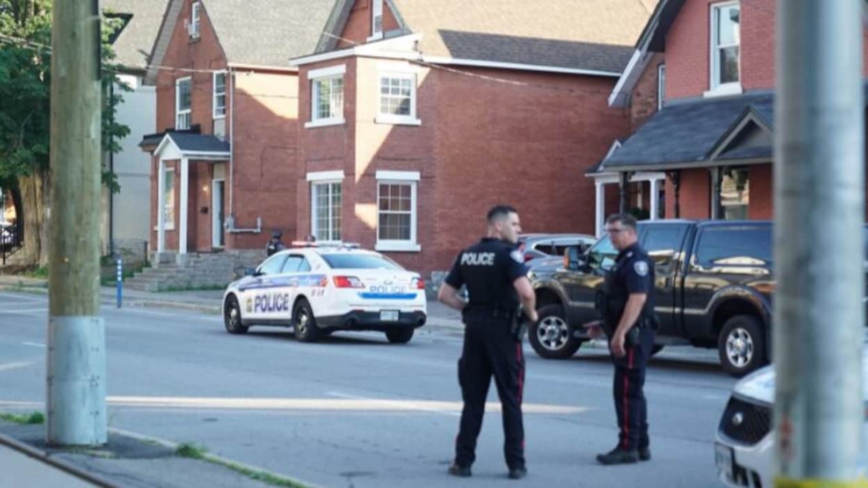 Des agents et une voiture de police rue Lyon à Ottawa.