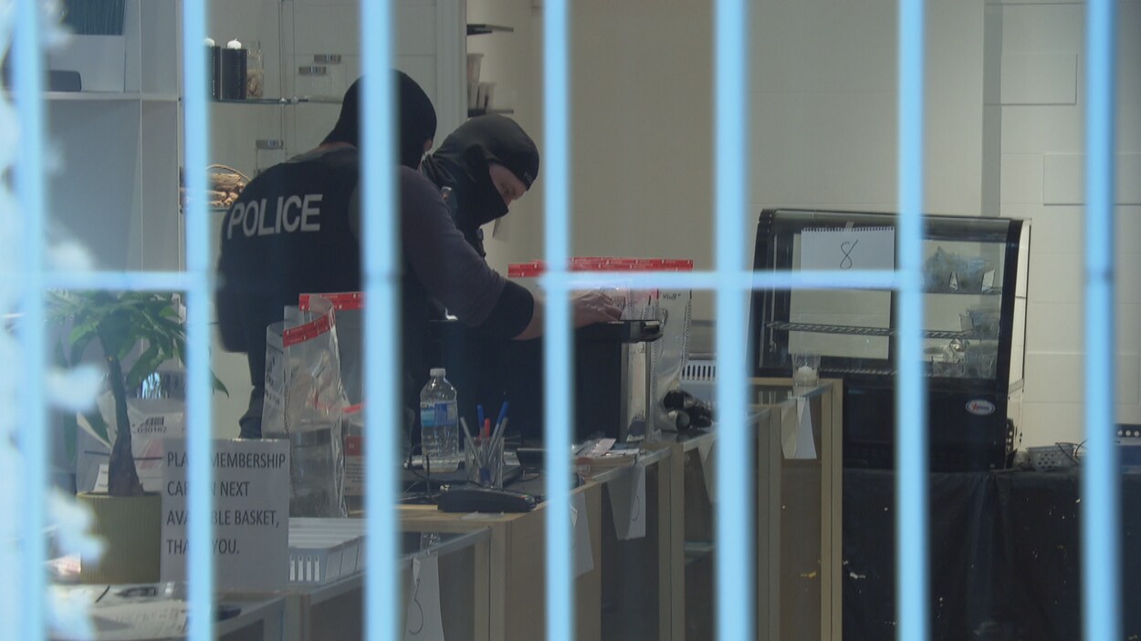 Deux policiers cagoulés dans un commerce