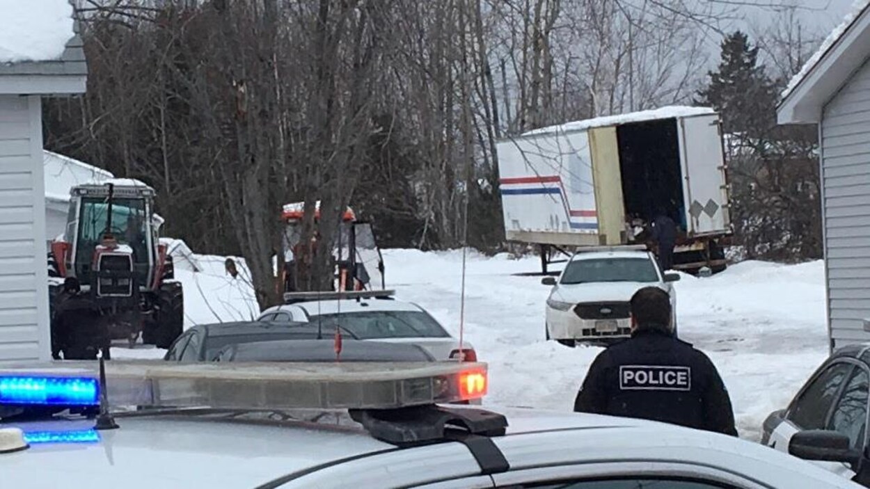 Les policiers fouillent une remorque de camion.