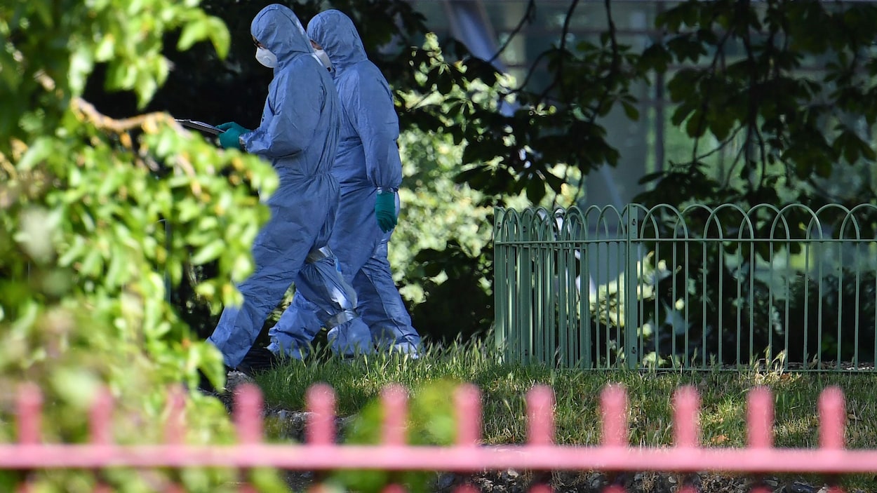 Des agents de la police scientifique travaillent dans le parc Forbury Gardens à Reading, à l'ouest de Londres, le 22 juin.