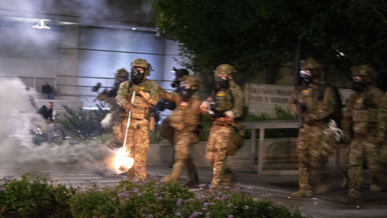 Habillés en treillis militaire, les policiers avancent.
