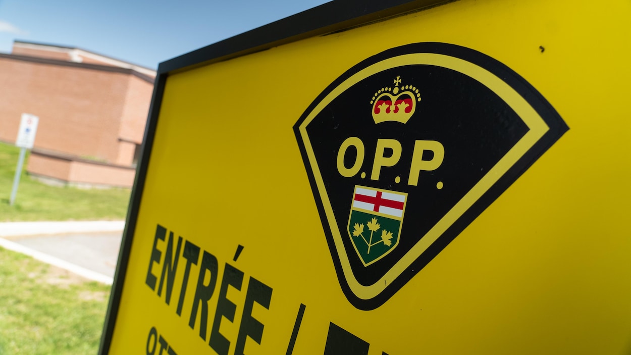 Un conducteur percute un arbre et meurt près de Pembroke