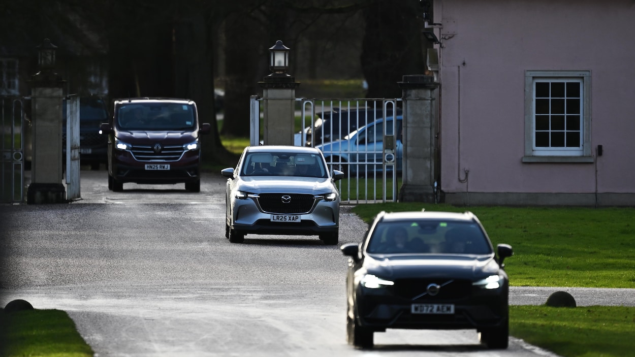 Les perquisitions continuent chez Andrew, la royauté britannique face à une crise inédite