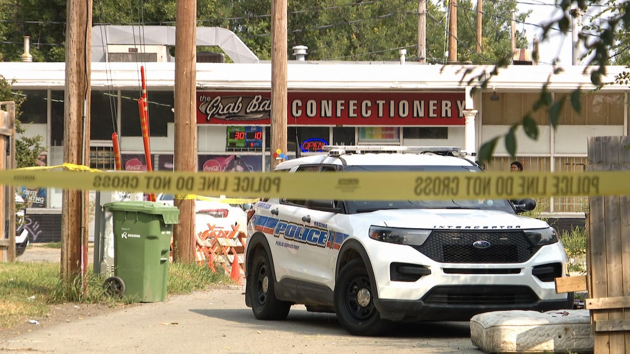 Deux corps découverts dans une rue de Regina, la police ouvre une enquête