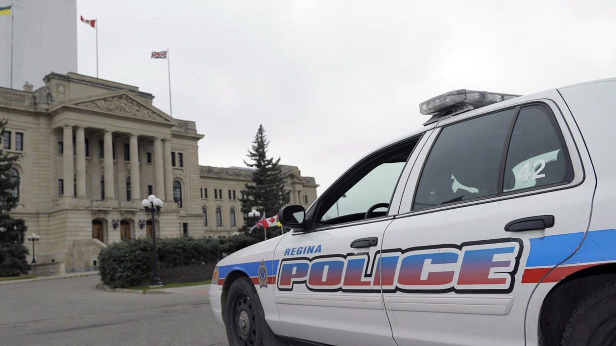 Une voiture de police de Regina stationnée devant l'Assemblée législative.