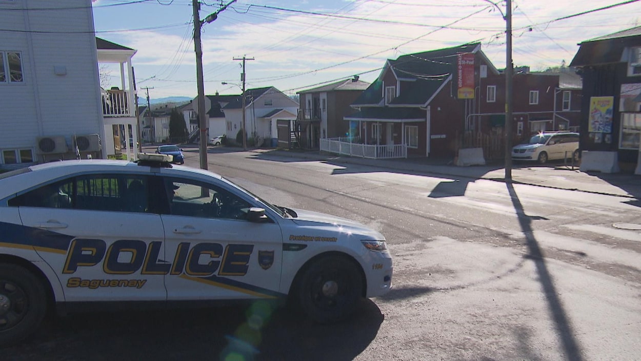Une voiture de police devant la rue Saint-Paul