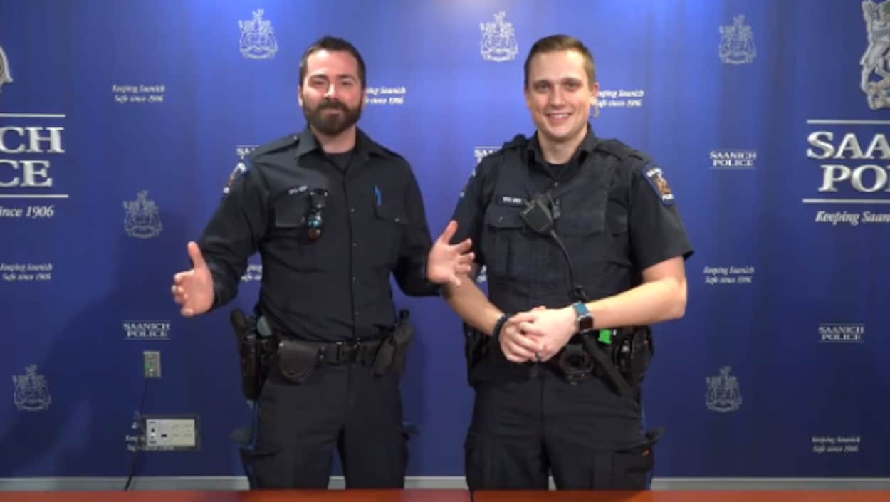 Deux policiers en uniforme très souriants. Deux policiers en uniforme très souriants.