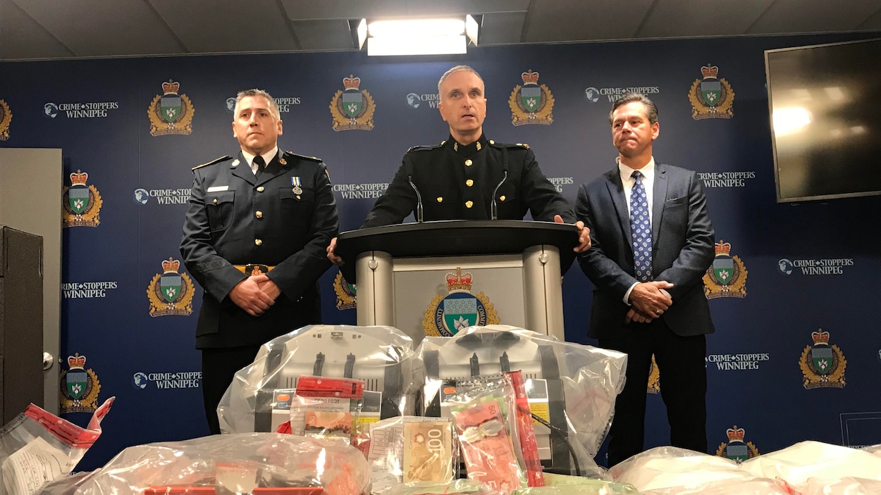La police de Winnipeg en conférence de presse, devant une importante saisie d'argent et de drogues.