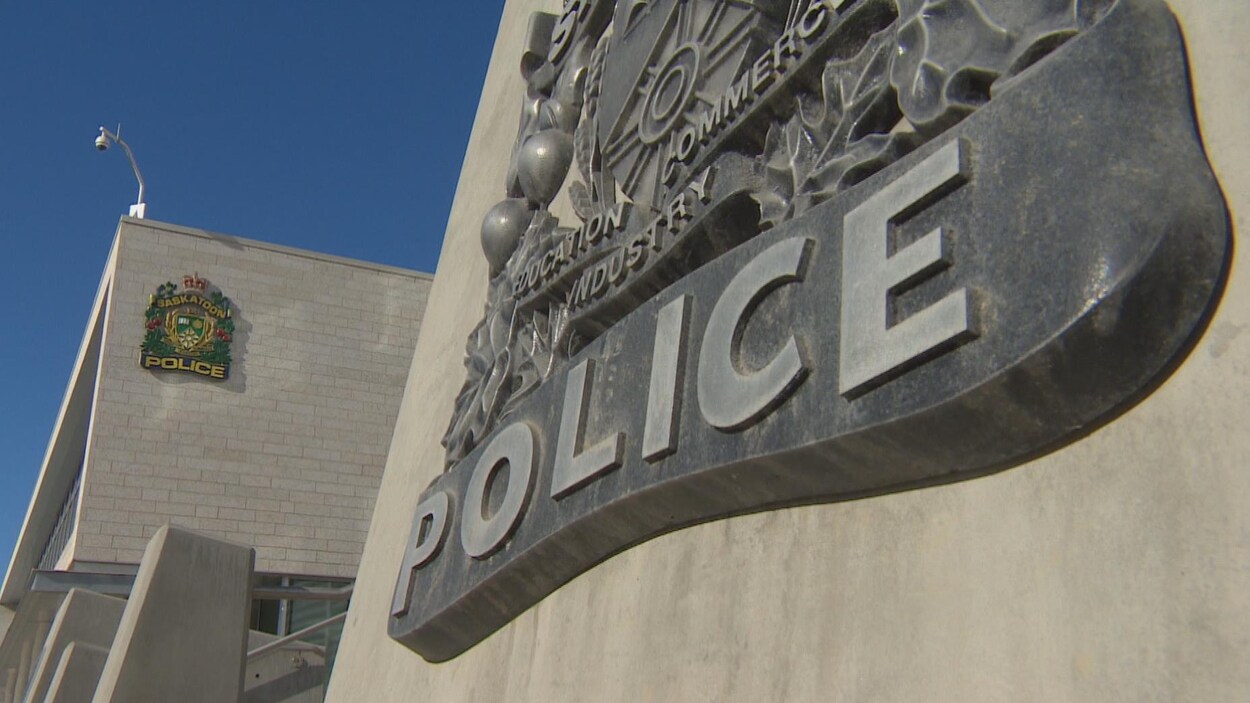 Logo de la police de Saskatoon sur un bâtiment.