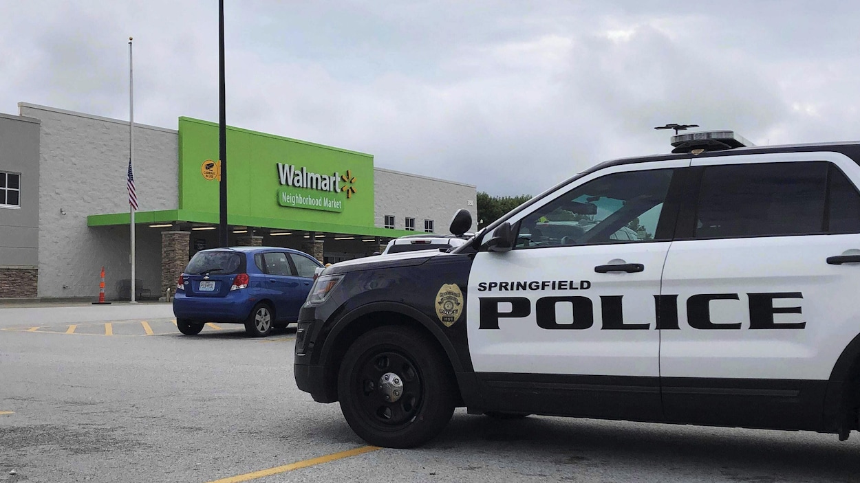 Un véhicule de police devant un magasin Walmart