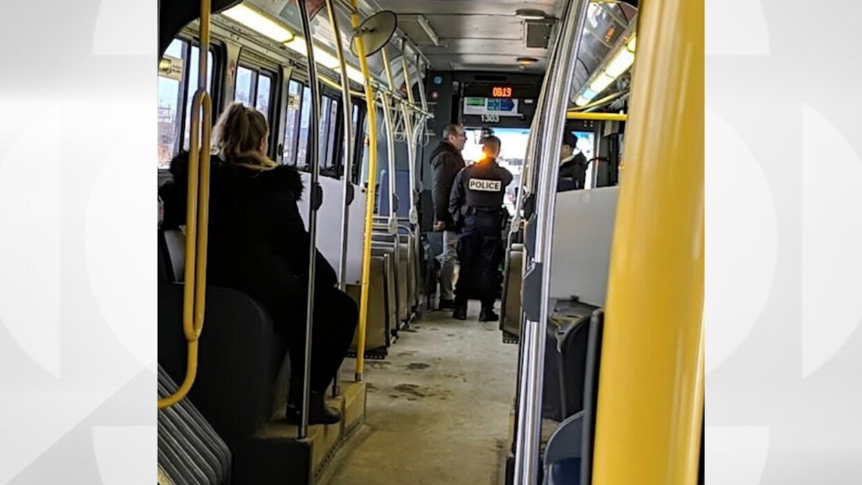 Des policiers à l'intérieur d'un autobus de la STO.