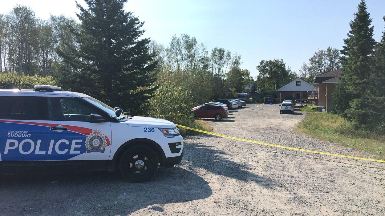 Une voiture de la police de Sudbury devant une propriété