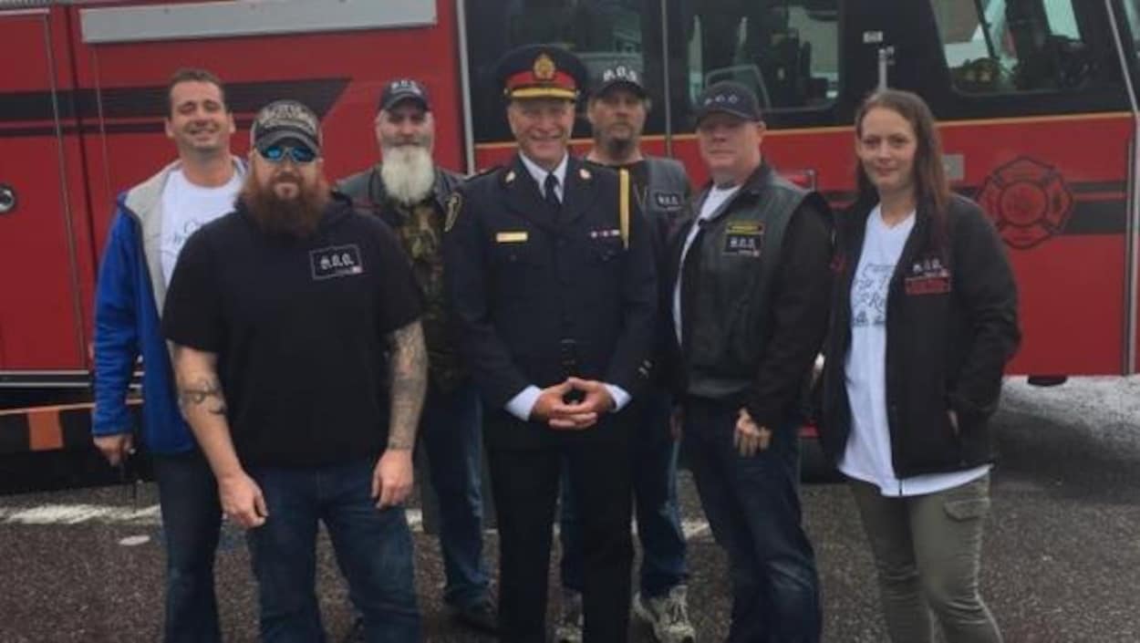 Le chef de police du Grand Sudbury, Paul Pederson, avec des membres des Soldats d'Odin.