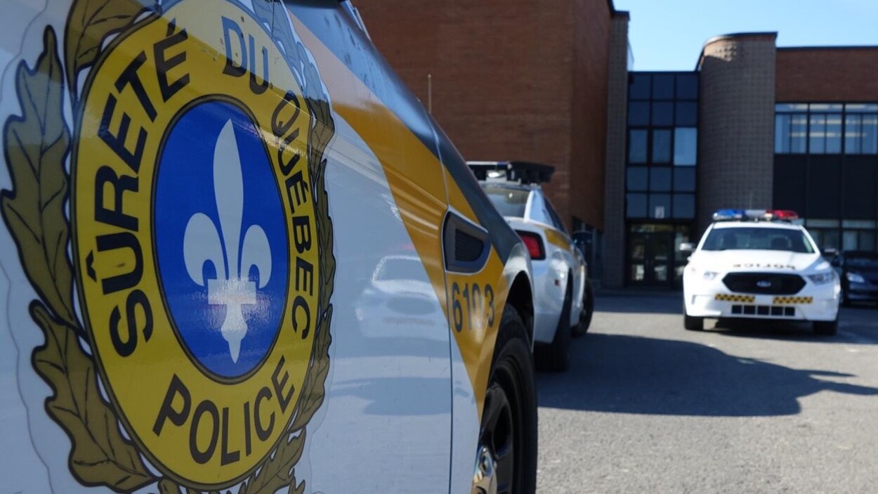 Une voiture de la Sûreté du Québec dans un stationnement.