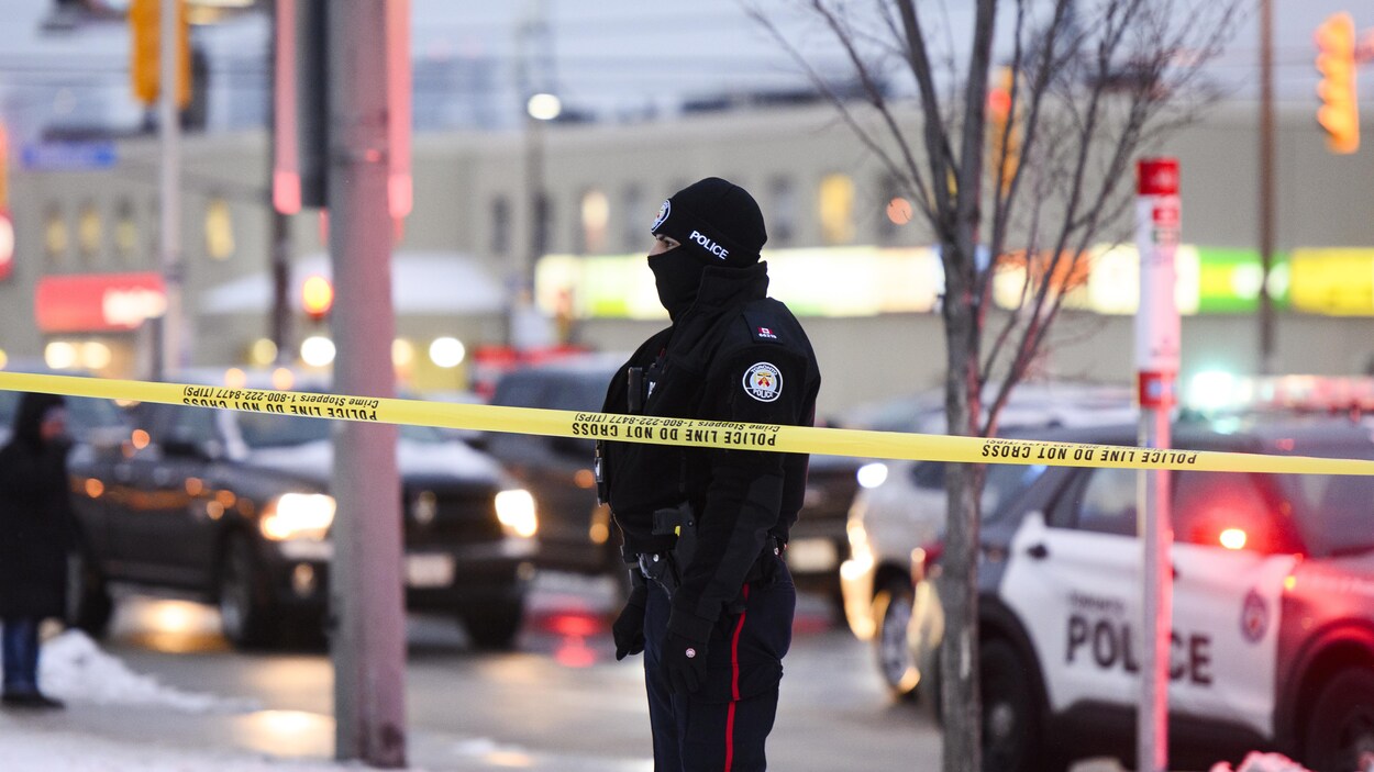 Un suspect armé d’une machette recherché à Toronto RadioCanada