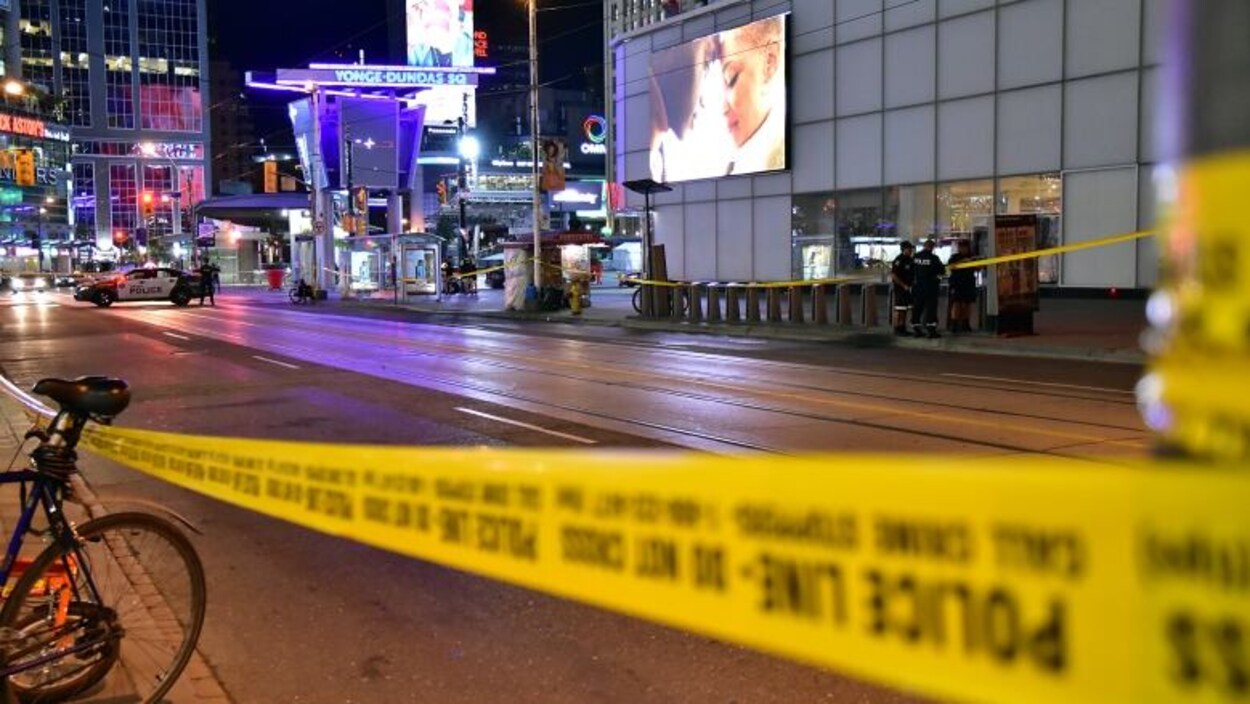 Un ruban de police jaune et une autopatrouille bloquent une partie de la rue Dundas.