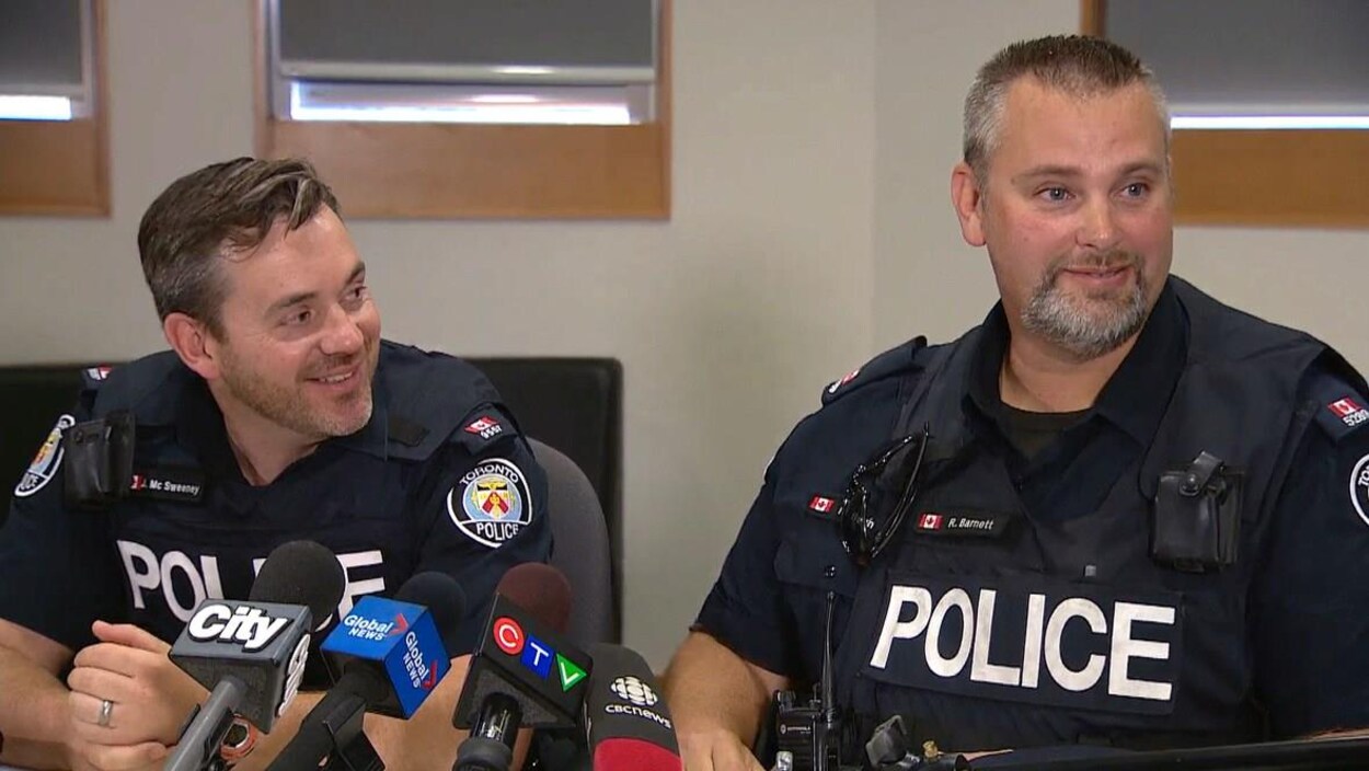 Le portrait de deux policiers