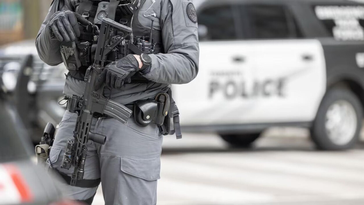 Policiers armés dans les rues de Toronto : entre rassurance et inquiétude