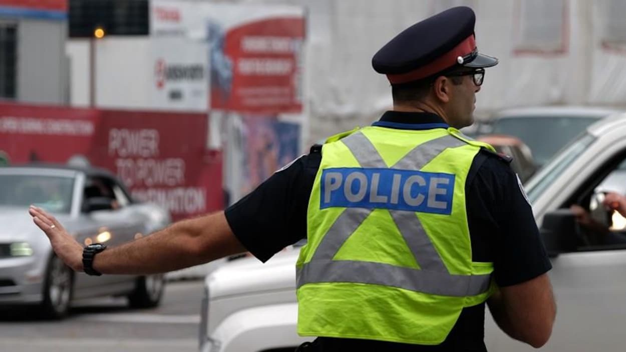 Un policier dans la rue dirige la circulation Un policier dans la rue dirige la circulation